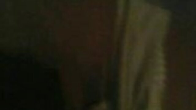 آلت تناسلی مردانه سکس مادر دختر وارد واژن سفید می شود.