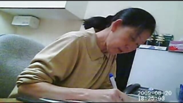 او دختر را به بوته برد و او را به خروس مکید. داستان کردن مامی