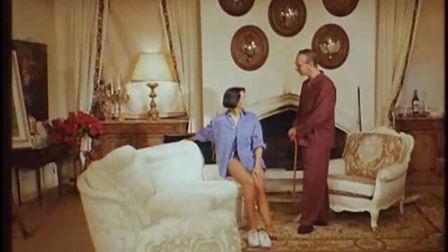 لاتینای سیری ناپذیر توسط یک پیشخدمت داستان سکسی مامان و خواهر روی الاغ لعنتی می شود.