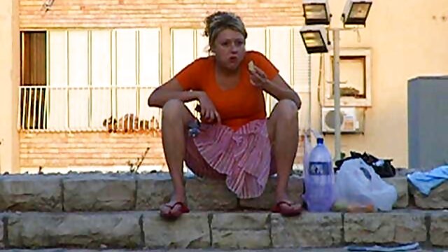 دختری از کانادا مشغول عشق بابا سکس ورزیدن است.