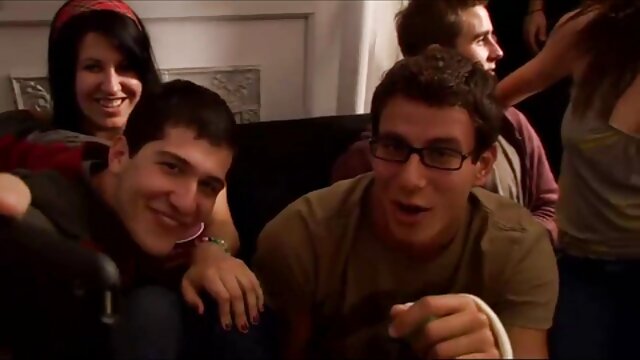 دختران جوان خروس را مزه می دهند. داستان سکسی منو مادرم