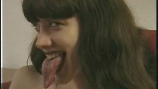 بچه های داستان تصویری سکسی مامان جوان یک گلو را برای یک مرد درست می کنند.