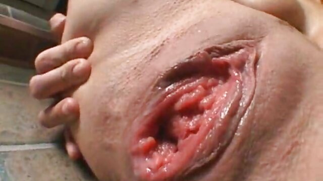 مرد در حال پیچاندن یک دوست دختر مامان از کون با لباس های زیبا است.