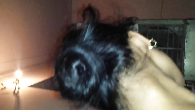 دختر سکسی نوار استریپتیز را نشان می دهد. سکس با مامان داستان