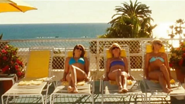 دختر از ورود خروس فیلم سکسی مادر حشری در واژن ناله کرد.