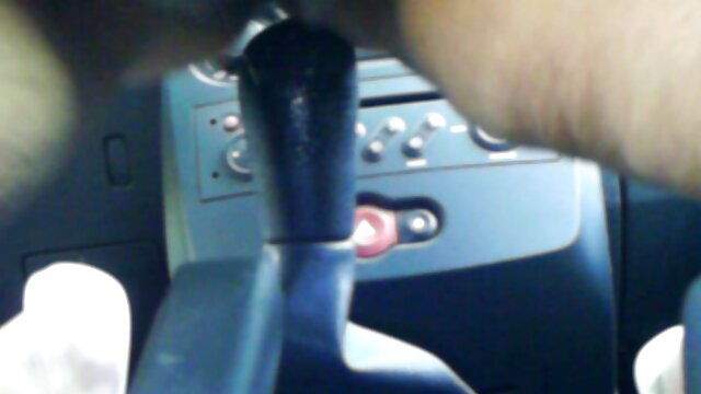 یک متخصص زنان و زایمان بدن النازسکس یک دختر جوان را معاینه می کند.