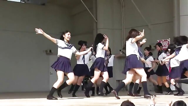 آلت را جوردی مامان با کلاه ماساژ دهید.