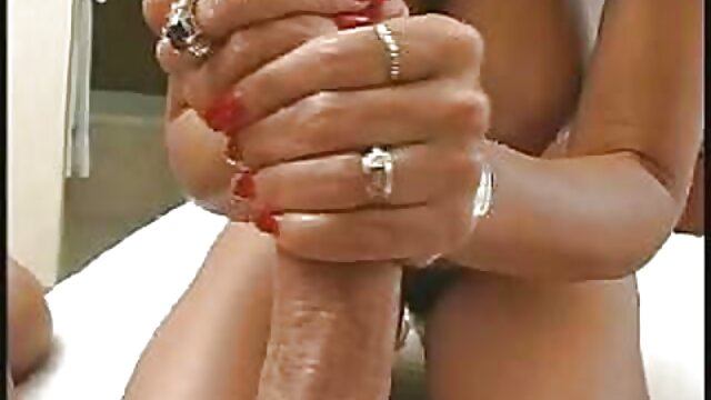 این زن و شوهر سوراخ در مرد را لیسیدند و او بر روی بیدمشکش نشست و به او اجازه داد که تقدیر کند مامانsex