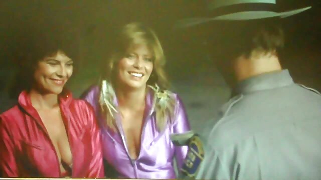 دو دختر کوچک همزمان در مامانsex باغ عشق می ورزند.