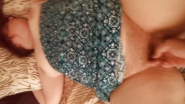 یک زن پر هیاهو توسط یک sexبا مامان مرد لاغر پیچیده می شود.