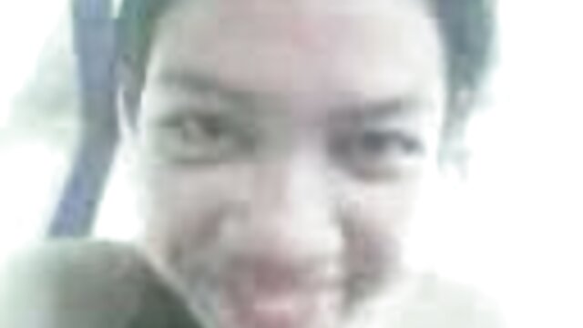 سارا وندلا دیک مامان سوپر قهوه ای را می مکد.