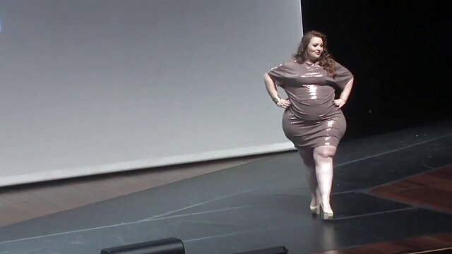 معشوقه روسی چهار سیاه پوست را در الاغ کس با مامان فاک می کند.