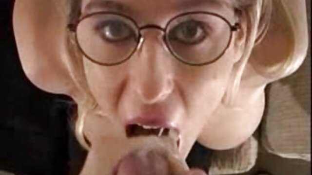 ضربه زدن داستان تصویری مامانی به دوربین