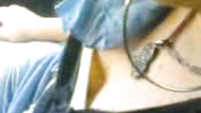 دنی کول یک همسایه مست را تیز می کند و او عکسهای سکسی مامان را می کشد.