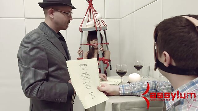 سبزه با سینه های بزرگ انگشت خود زوری مامان را.