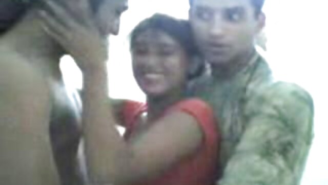 یک دختر سکس مامان جدید استراپونی یک دختر و یک دوست پسر را لگد می زند.