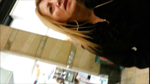 پیشخدمت سرخ شده داستان سکسی مامان و خواهر بلوند سیری ناپذیر در مقعد.