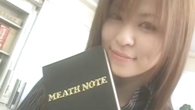 راز قرمز را با یک خال کوبی fucks می کند. سکس مامان جون