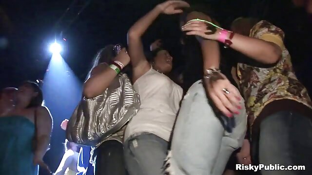 دانش آموزان دارای داستانهاي سكسي مامان اضافه وزن دوستان زن خود را استمنا می کنند.