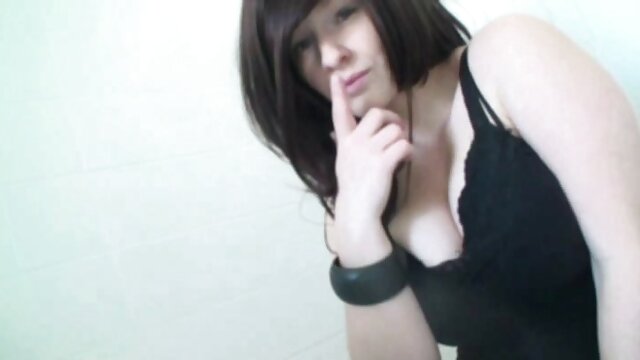 تاشا به عنوان فاحشه سلطنت می کند. النازسکس