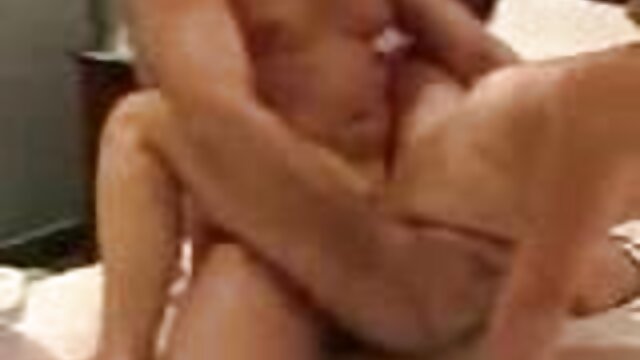 رئیس مو سکی بامامان قرمز با یک زیردست عشق می ورزد.