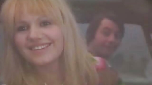 چسباندن سکس مامان جدید گوزن کوهی به واژن او.