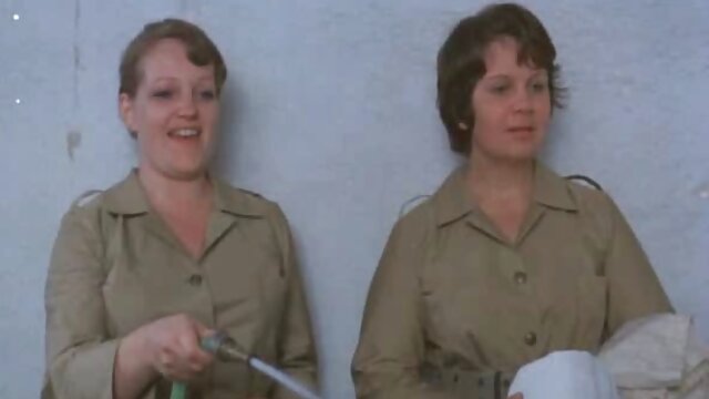 ضرب و شتم داستان تصویری سکسی مامان خروس غول پیکر بین سینه.