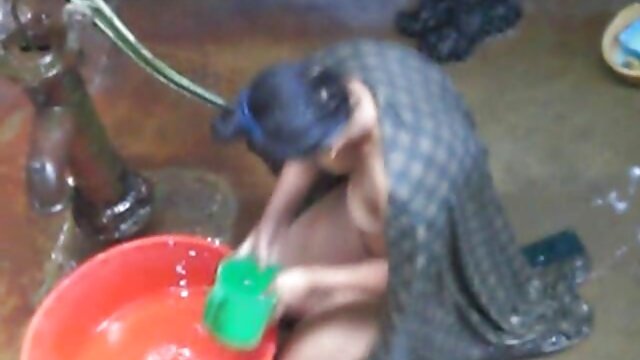 یکی از اعضا برای داستان سکسی مامان پول توالت می کشد.