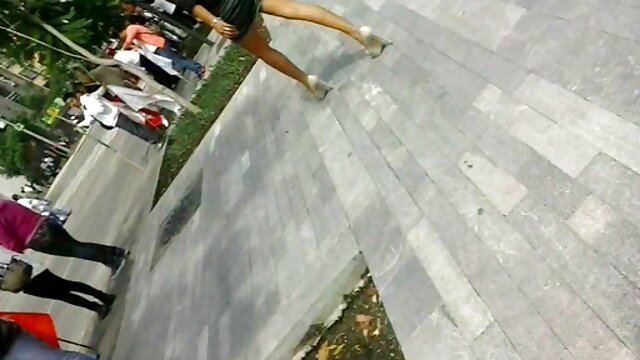 زن چاق در حال عشق ورزیدن با دو دوست. سکس یواشکی مامان