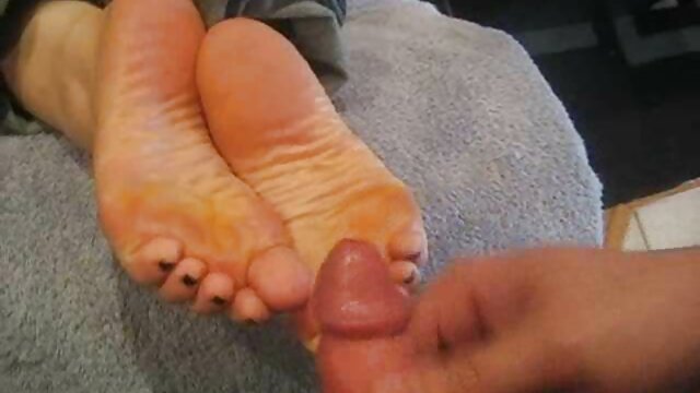 نشسته روی آلت تناسلی مرد ، سکس مامانها سرش را برگرداند.