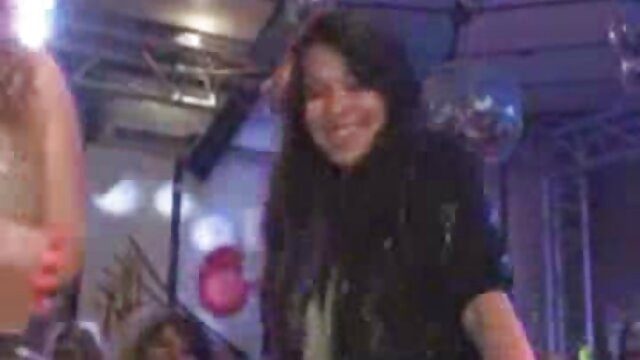 بزرگسالان واژن را کس با مامان تحریک می کنند.