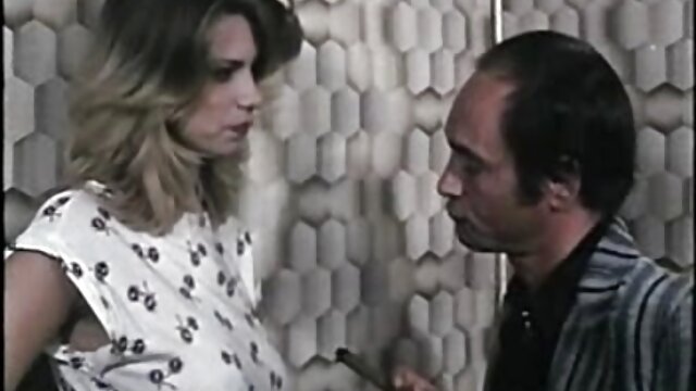 یک زن سیاه پوست قارچ را با لطف مکیده و سکی بامامان اسپرم را از دستگاه تناسلی خود خارج می کند.