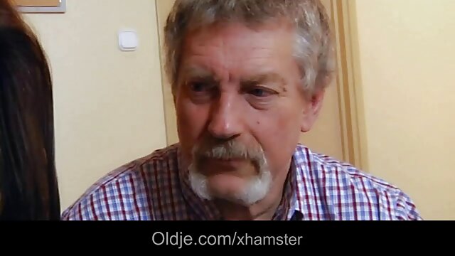 از دستشویی در حمام درست داستانسکس با مامان کنید.