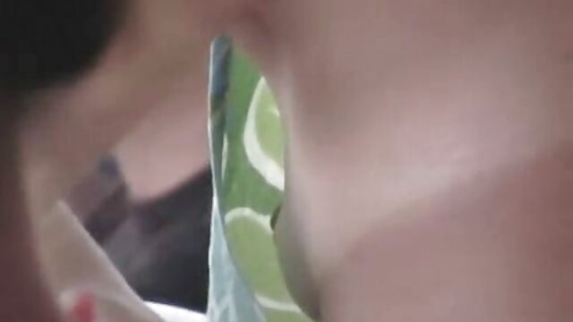 دوست دختر مامان شهوتی سینه های بزرگ عاشق محبت است.