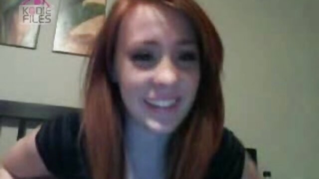 معلم پاهایش را جلوی دانش آموزان باز می کند. ضربدری مامان