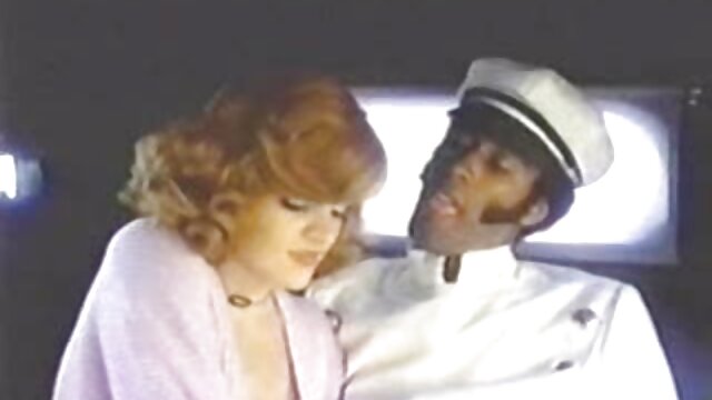 Nudist به دو فیلم سکسی مادر حشری مرد در ساحل می دهد.