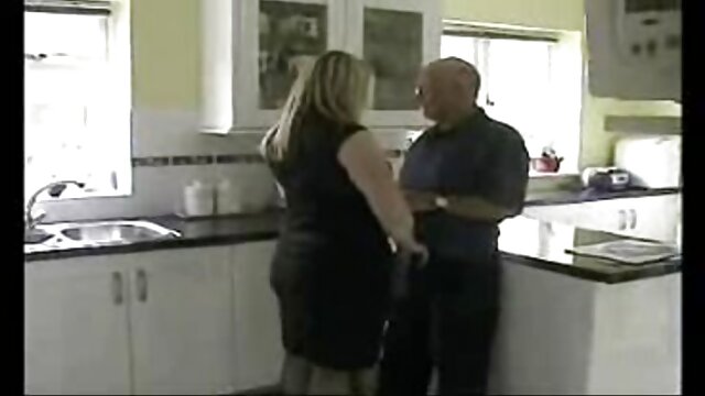 معلم یک دانش آموز را در باسن سرخ کون بزرگ مامان می کند.