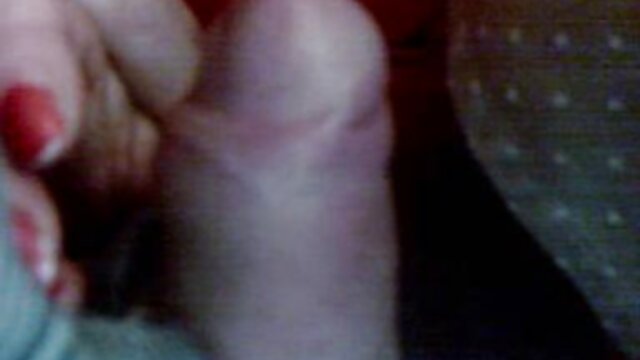 خودش را در آشپزخانه خیار سکس مادر بزرگها می کند.