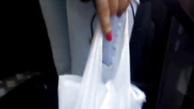 زیبایی موهای قرمز توسط سوپر مامان یک پسر در حمام عصبانی می شود.