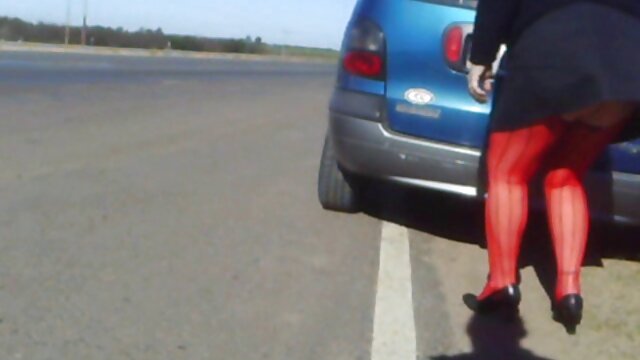 واضح است که مامان جندم نقطه دختر را با دیک خود مشت می کند.