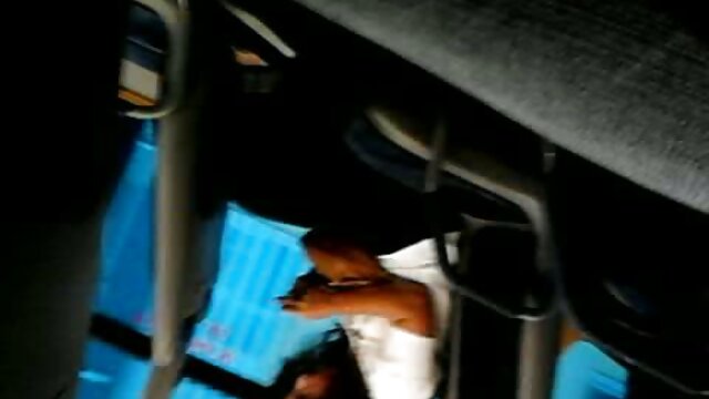 دایی و خواهرزاده دختر را در دو سوراخ کارتون کون مامان فریب می دهند.