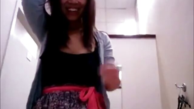 او به شما نشان می کون داغ مامان دهد که چگونه یک blowjob را انجام دهید.