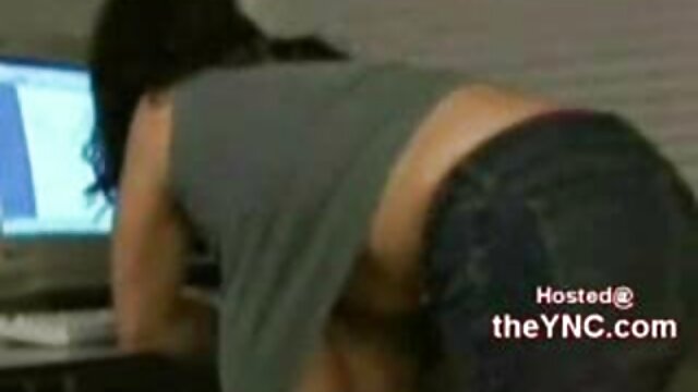 نادیا پاهایش داستان جدید سکس مامان را جلوی مرد باز کرد.