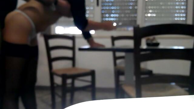 زن موی قهوه ای با مردی روی داستان سکسی تصویری مامان دوستم مبل رابطه جنسی دارد.