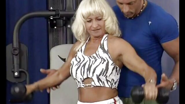 یک عروسک با موهای قرمز نازک گربه اش را حس سکس مامان پورن کرد.